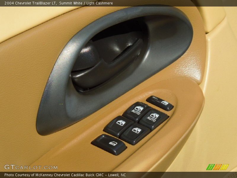 Summit White / Light Cashmere 2004 Chevrolet TrailBlazer LT