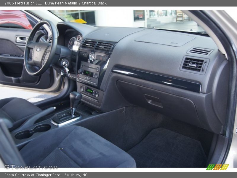 Dashboard of 2006 Fusion SEL