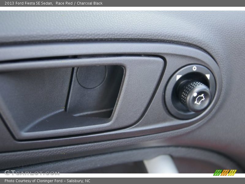 Race Red / Charcoal Black 2013 Ford Fiesta SE Sedan