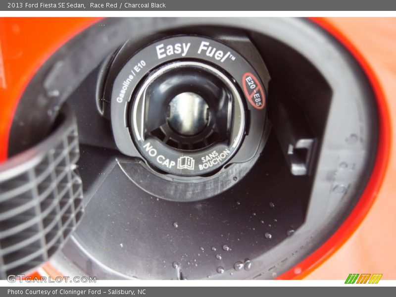 Race Red / Charcoal Black 2013 Ford Fiesta SE Sedan