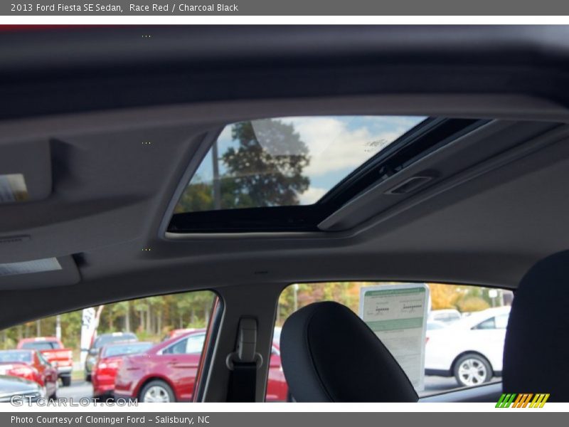 Race Red / Charcoal Black 2013 Ford Fiesta SE Sedan