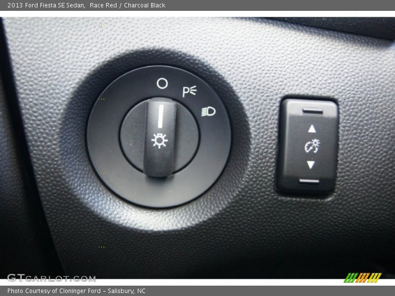 Race Red / Charcoal Black 2013 Ford Fiesta SE Sedan