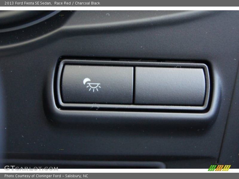 Race Red / Charcoal Black 2013 Ford Fiesta SE Sedan