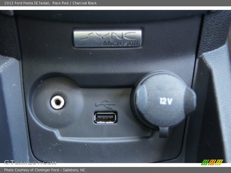 Race Red / Charcoal Black 2013 Ford Fiesta SE Sedan