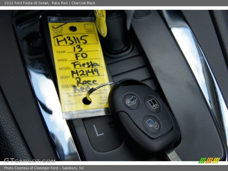 Race Red / Charcoal Black 2013 Ford Fiesta SE Sedan