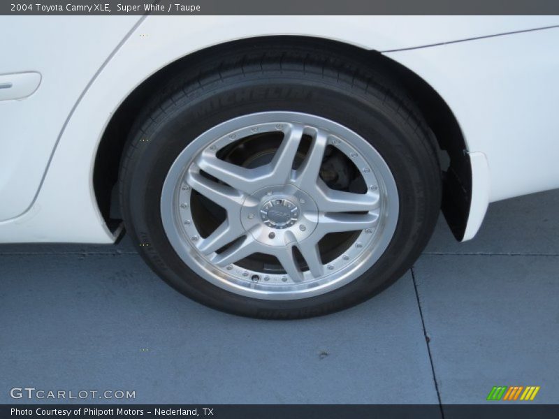 Super White / Taupe 2004 Toyota Camry XLE