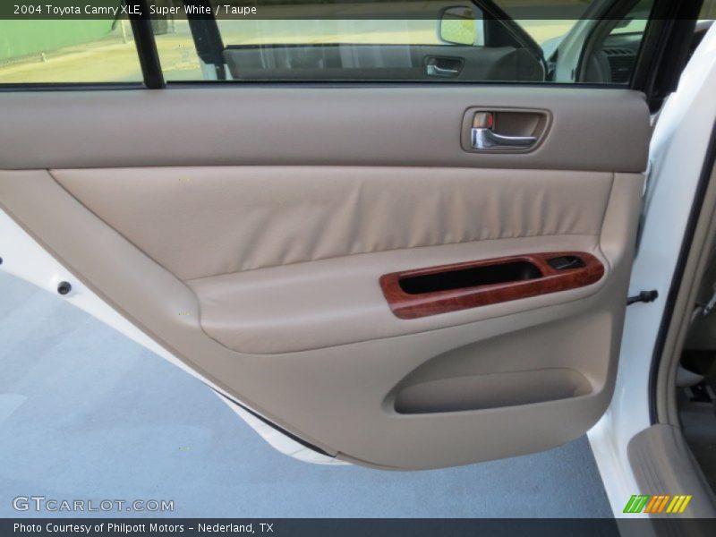 Super White / Taupe 2004 Toyota Camry XLE