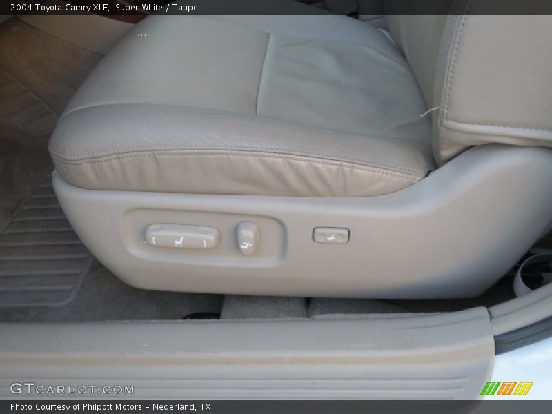 Super White / Taupe 2004 Toyota Camry XLE