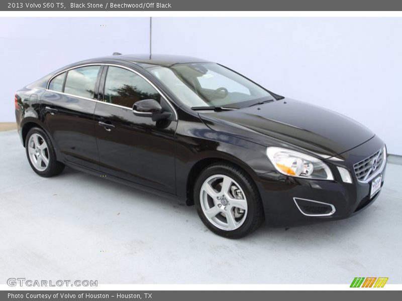 Front 3/4 View of 2013 S60 T5