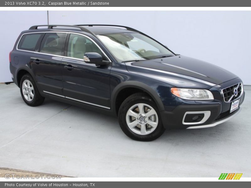 Front 3/4 View of 2013 XC70 3.2