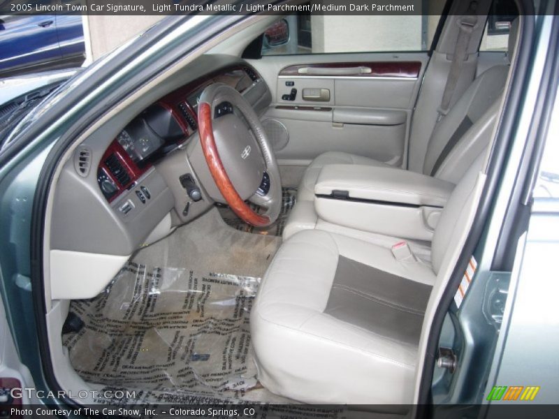 Light Tundra Metallic / Light Parchment/Medium Dark Parchment 2005 Lincoln Town Car Signature
