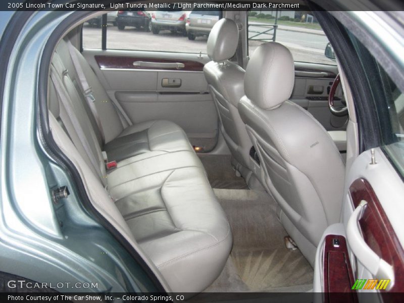 Light Tundra Metallic / Light Parchment/Medium Dark Parchment 2005 Lincoln Town Car Signature