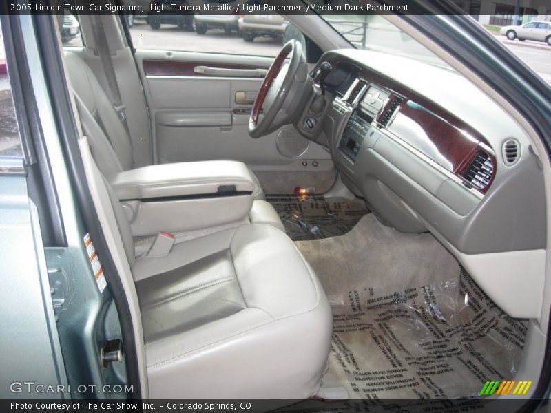 Light Tundra Metallic / Light Parchment/Medium Dark Parchment 2005 Lincoln Town Car Signature