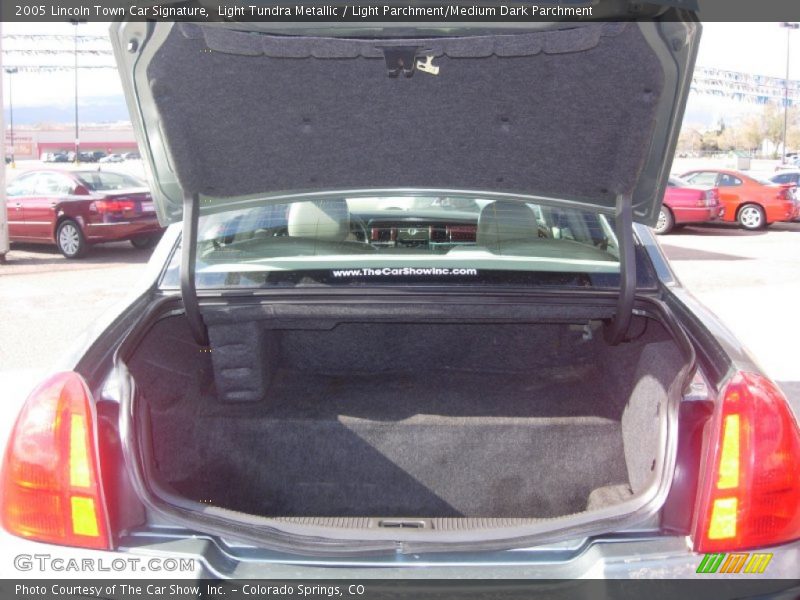 Light Tundra Metallic / Light Parchment/Medium Dark Parchment 2005 Lincoln Town Car Signature
