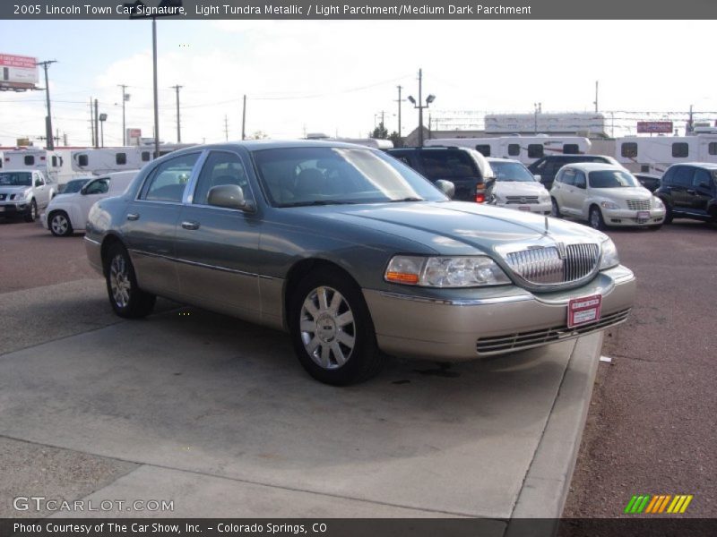 Light Tundra Metallic / Light Parchment/Medium Dark Parchment 2005 Lincoln Town Car Signature
