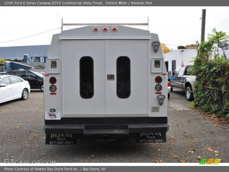 Oxford White / Medium Flint 2005 Ford E Series Cutaway E350 Commercial Utility Truck
