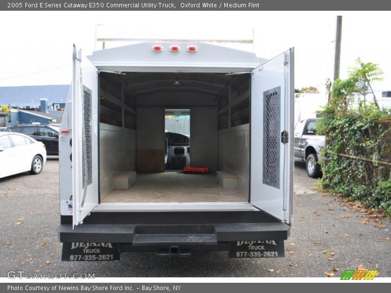 Oxford White / Medium Flint 2005 Ford E Series Cutaway E350 Commercial Utility Truck