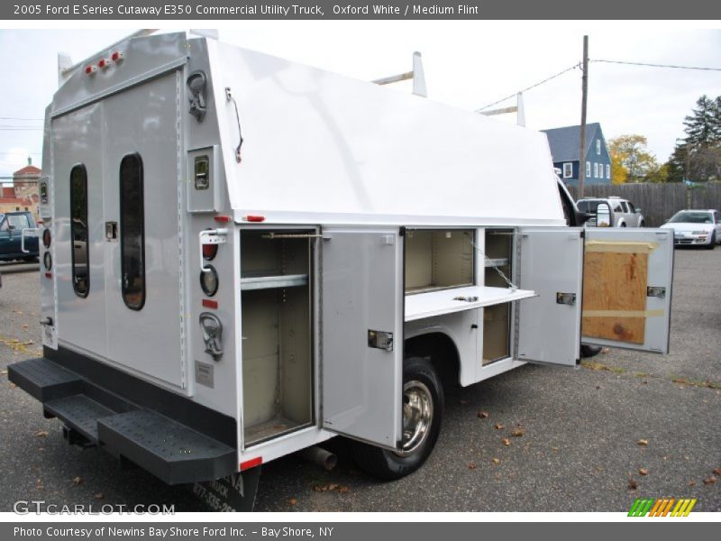 Oxford White / Medium Flint 2005 Ford E Series Cutaway E350 Commercial Utility Truck
