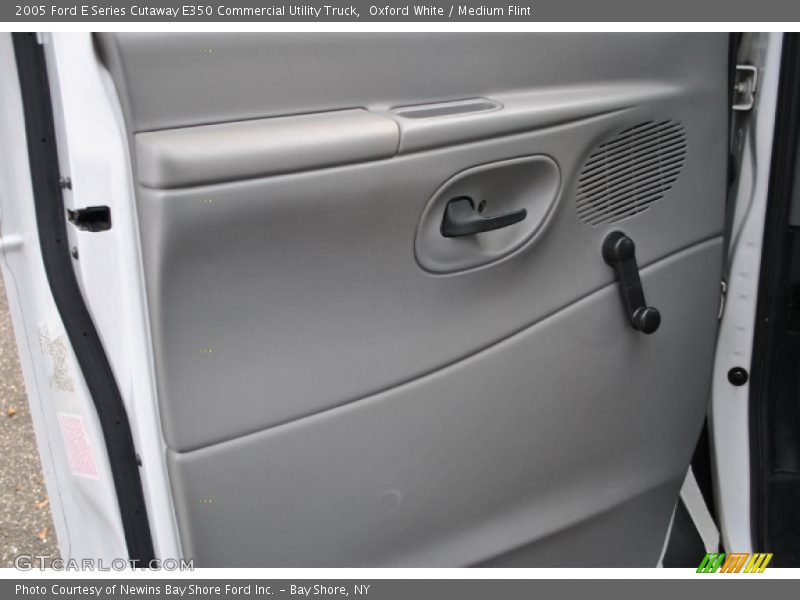 Oxford White / Medium Flint 2005 Ford E Series Cutaway E350 Commercial Utility Truck