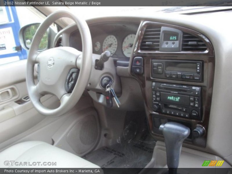 Sahara Beige Metallic / Beige 2002 Nissan Pathfinder LE
