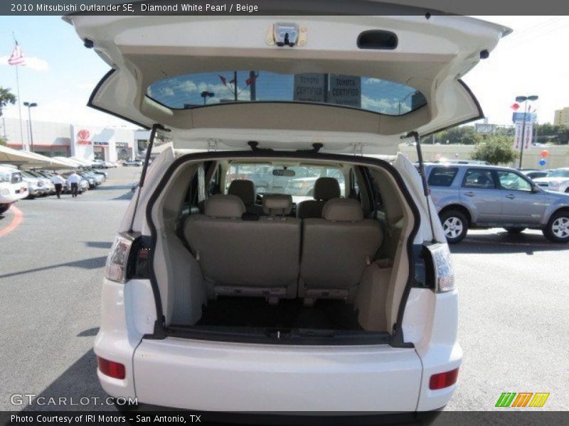 Diamond White Pearl / Beige 2010 Mitsubishi Outlander SE