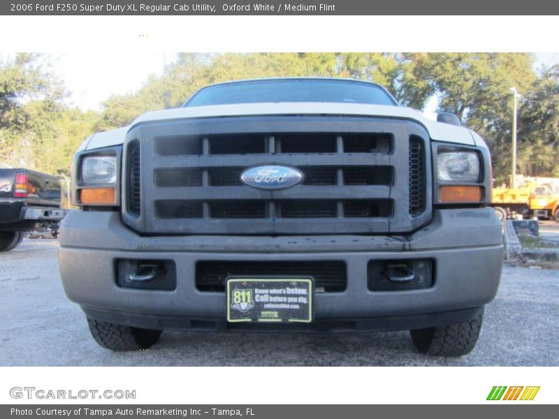 Oxford White / Medium Flint 2006 Ford F250 Super Duty XL Regular Cab Utility