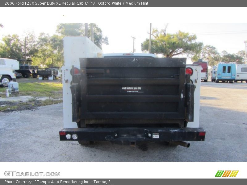 Oxford White / Medium Flint 2006 Ford F250 Super Duty XL Regular Cab Utility