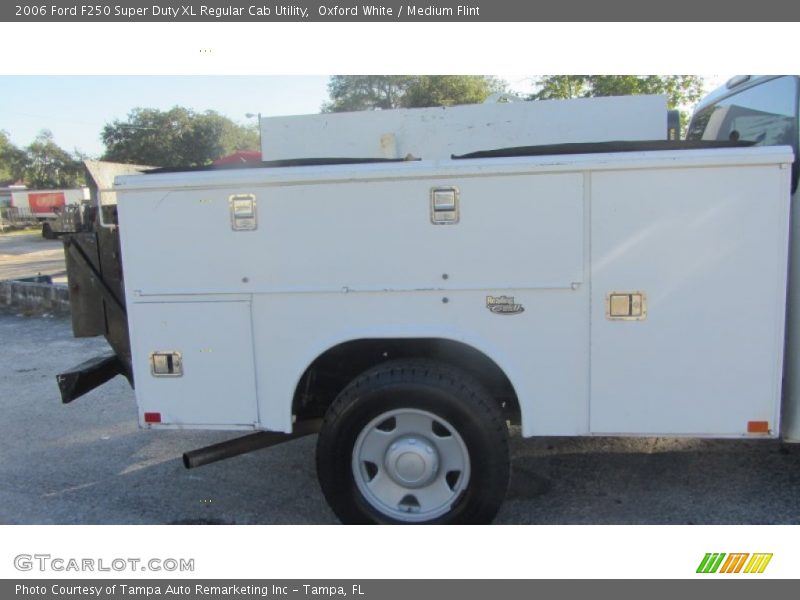 Oxford White / Medium Flint 2006 Ford F250 Super Duty XL Regular Cab Utility