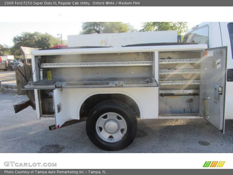 Oxford White / Medium Flint 2006 Ford F250 Super Duty XL Regular Cab Utility