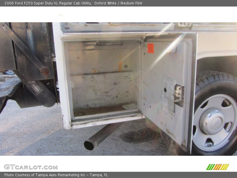 Oxford White / Medium Flint 2006 Ford F250 Super Duty XL Regular Cab Utility