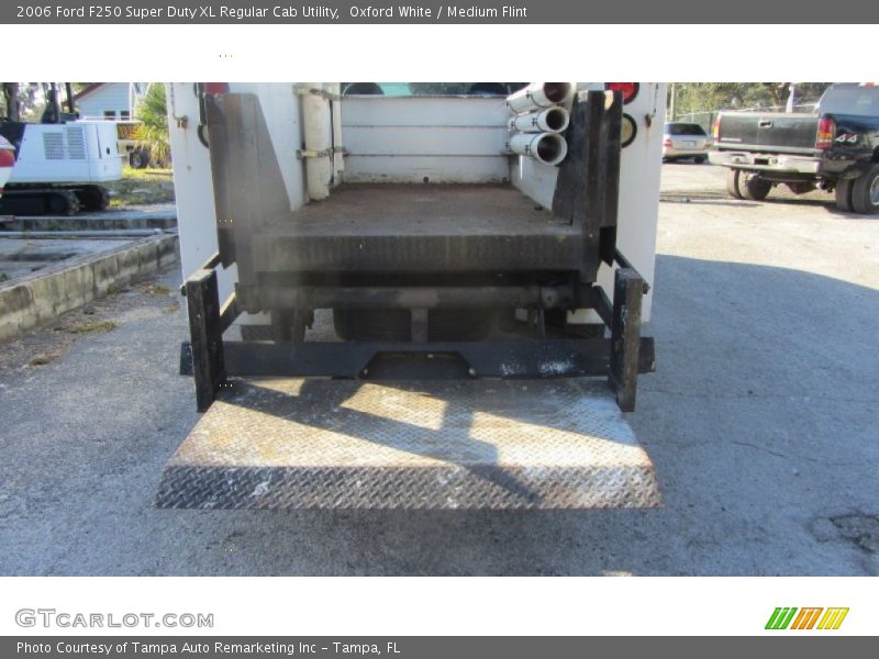 Oxford White / Medium Flint 2006 Ford F250 Super Duty XL Regular Cab Utility