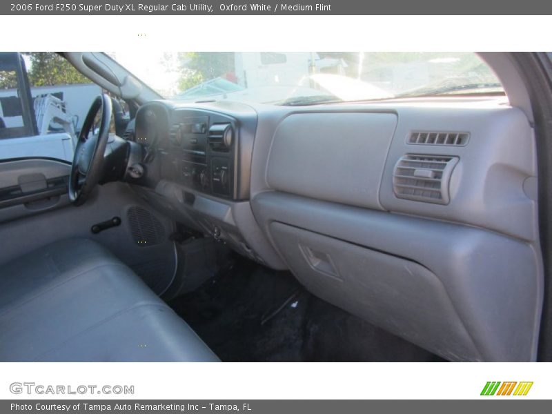 Oxford White / Medium Flint 2006 Ford F250 Super Duty XL Regular Cab Utility