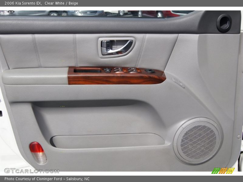 Clear White / Beige 2006 Kia Sorento EX
