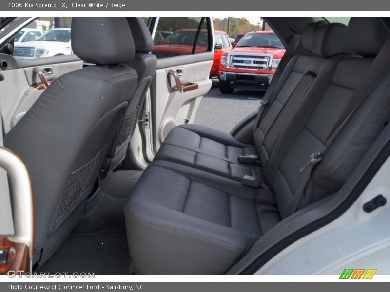 Clear White / Beige 2006 Kia Sorento EX