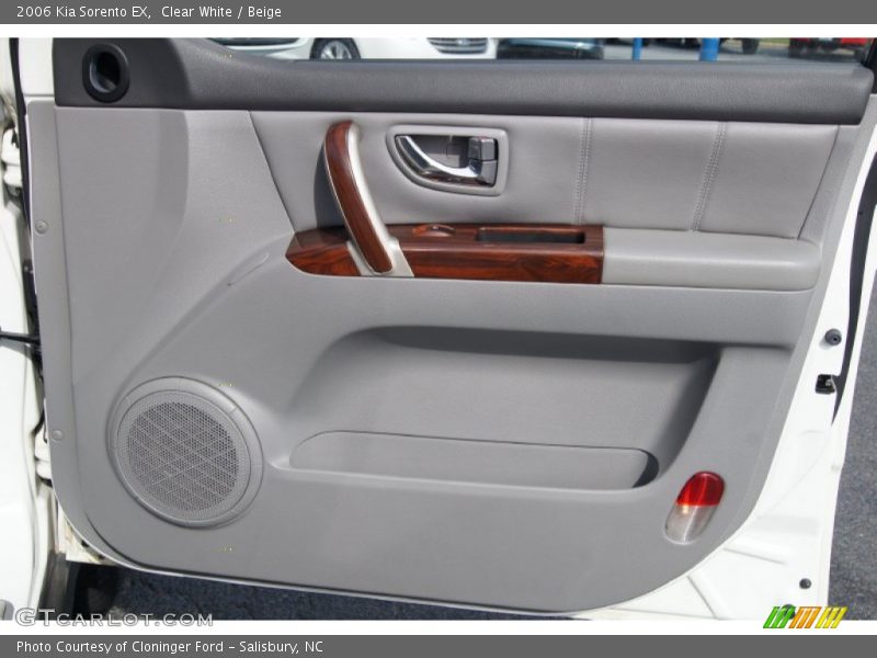 Clear White / Beige 2006 Kia Sorento EX