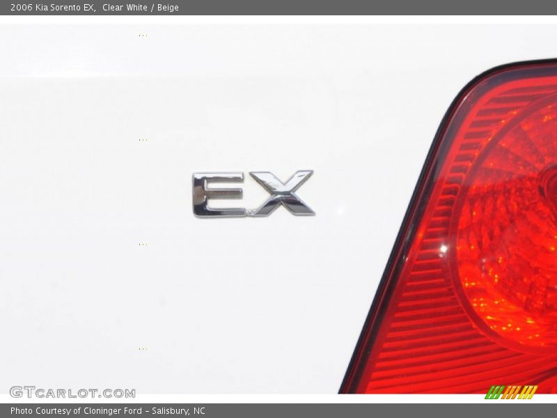Clear White / Beige 2006 Kia Sorento EX