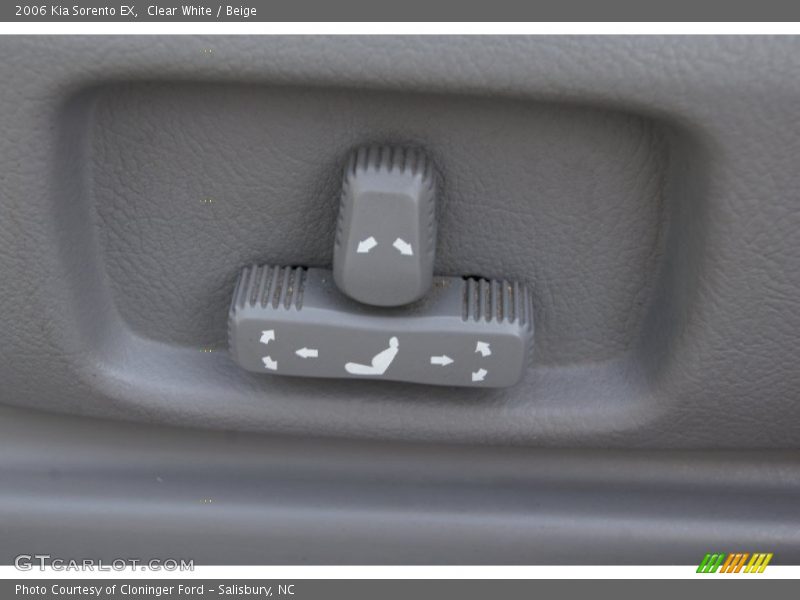Clear White / Beige 2006 Kia Sorento EX