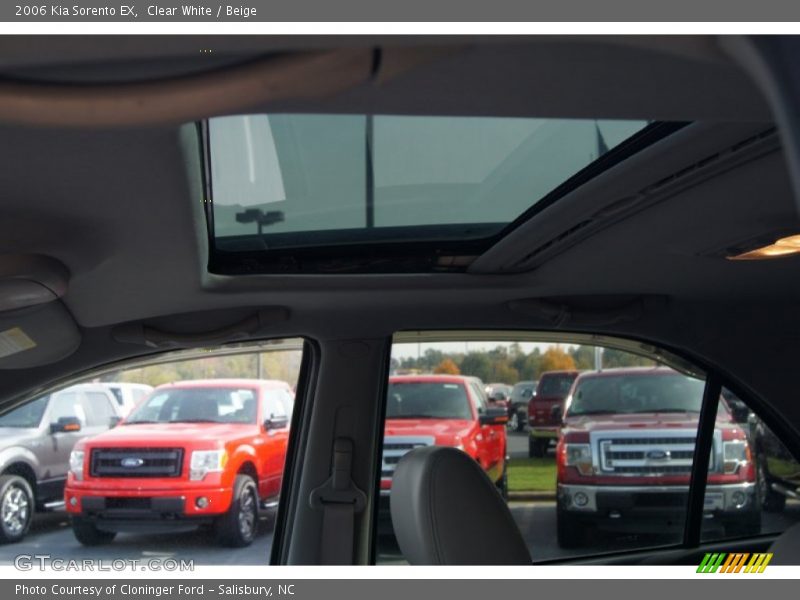 Clear White / Beige 2006 Kia Sorento EX