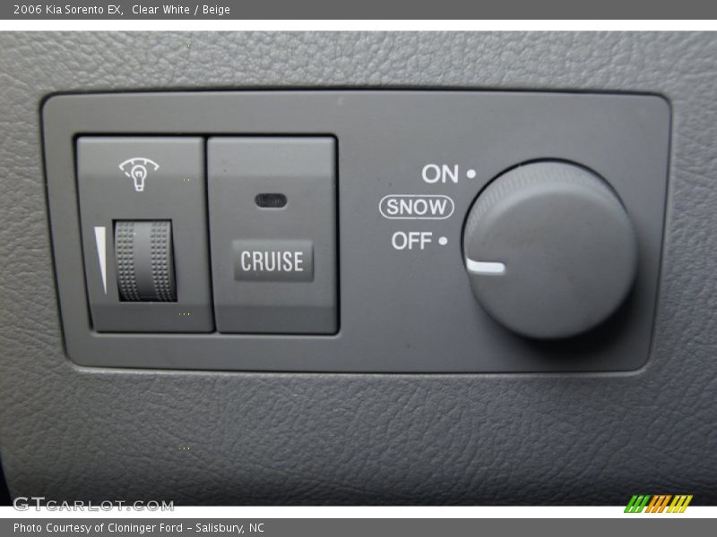 Clear White / Beige 2006 Kia Sorento EX