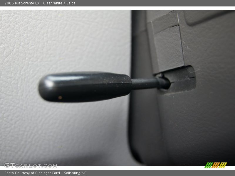 Clear White / Beige 2006 Kia Sorento EX