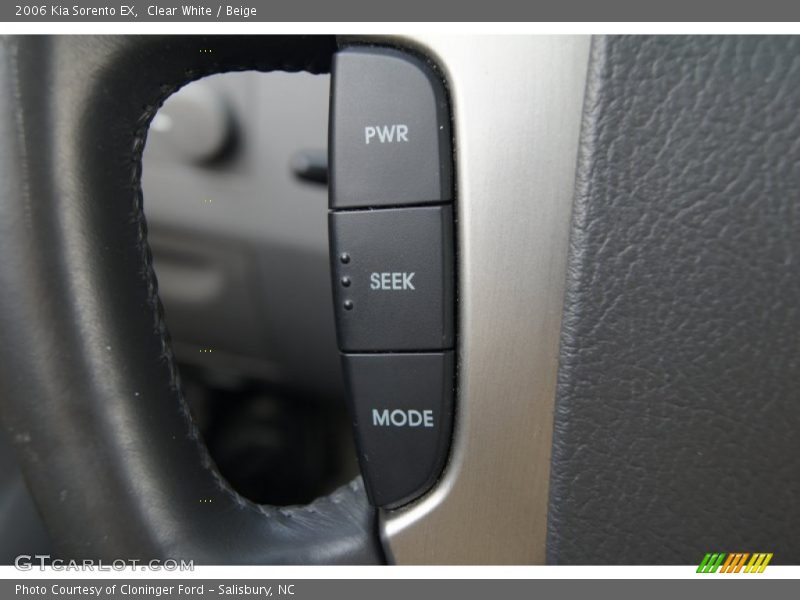 Clear White / Beige 2006 Kia Sorento EX