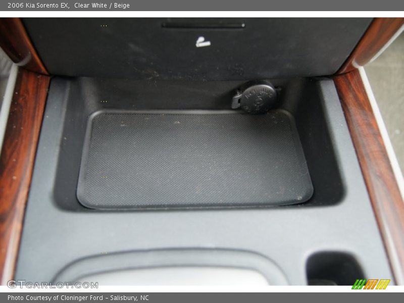 Clear White / Beige 2006 Kia Sorento EX