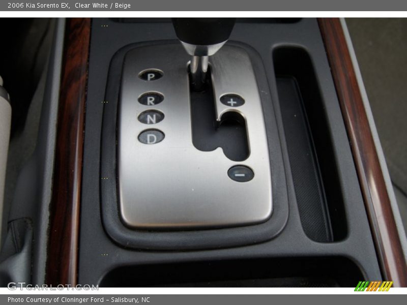 Clear White / Beige 2006 Kia Sorento EX