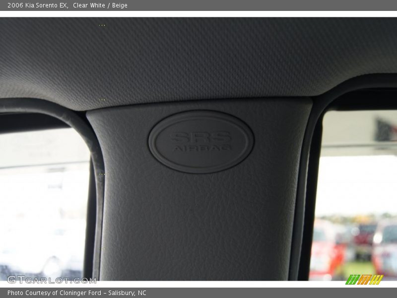 Clear White / Beige 2006 Kia Sorento EX