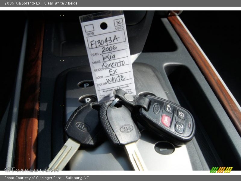 Clear White / Beige 2006 Kia Sorento EX