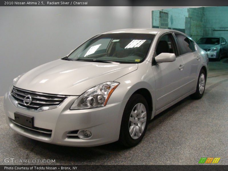 Radiant Silver / Charcoal 2010 Nissan Altima 2.5