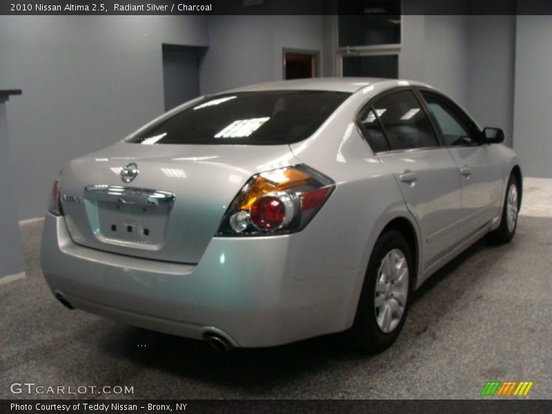 Radiant Silver / Charcoal 2010 Nissan Altima 2.5