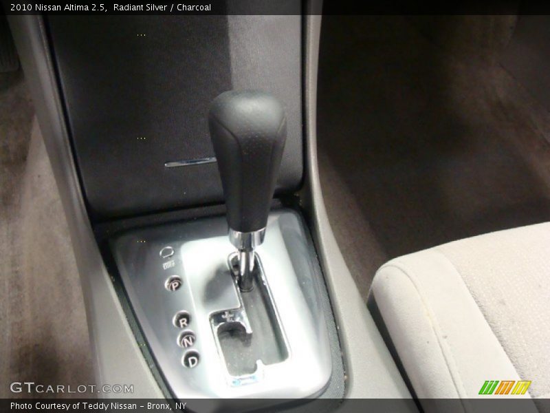 Radiant Silver / Charcoal 2010 Nissan Altima 2.5
