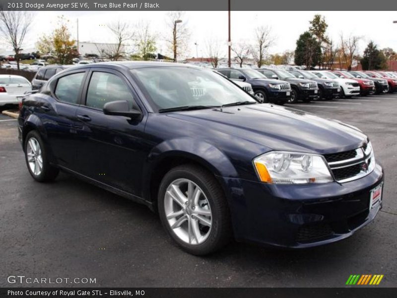 Front 3/4 View of 2013 Avenger SE V6