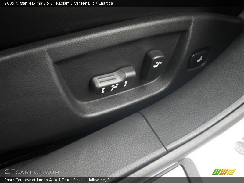 Radiant Silver Metallic / Charcoal 2009 Nissan Maxima 3.5 S